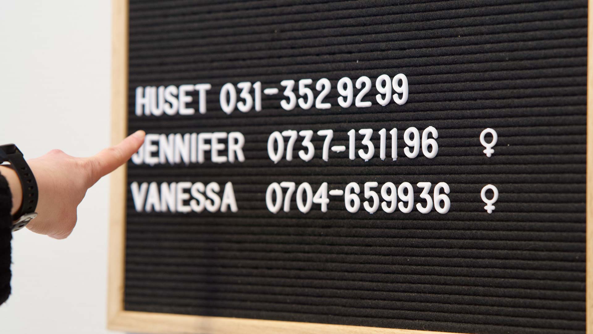 Hur du når oss på kulturhuset House of Possibilitas i Hisings Backa, Göteborg. Ett foto som visar en anslagstavla med telefonnummer.