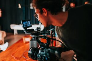 Person som håller en filmkamera och filmar en annan person