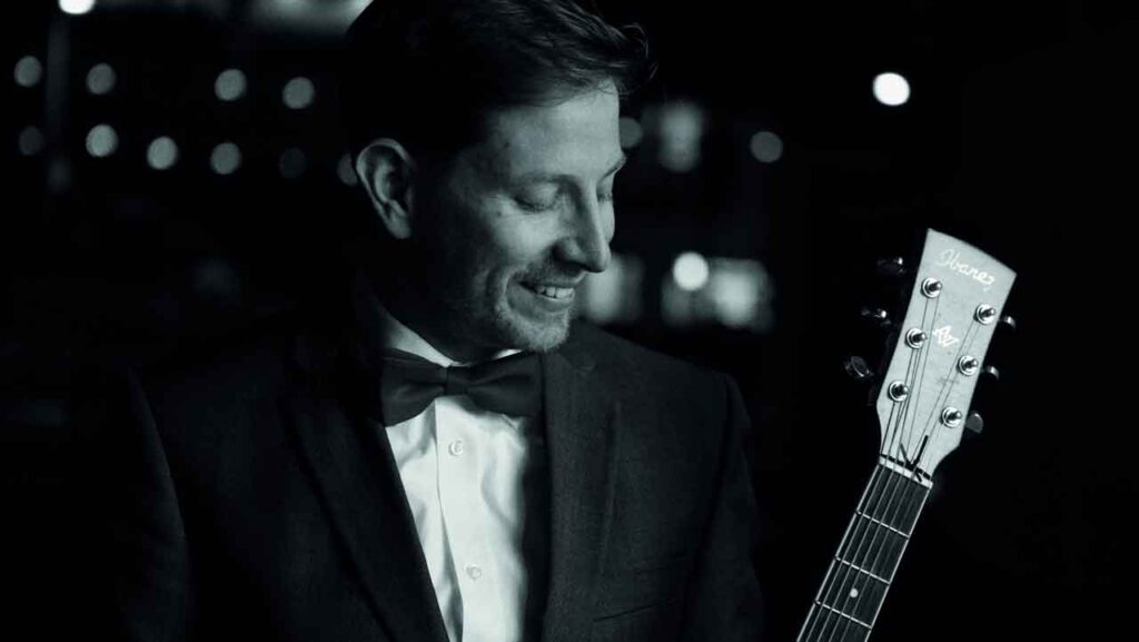 Daniel Teixiera med sin gitarr