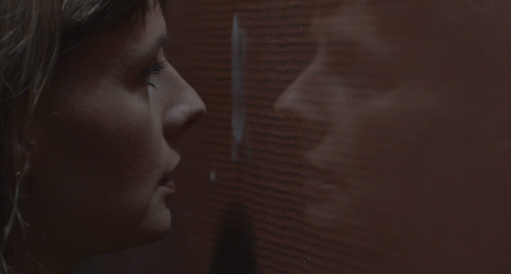 Dansaren och skådespelaren Gilde Stillbäck ser sin reflektion i en glasruta, foto: Lina Ikse