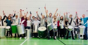 Finn Björnulfsson och en massa ungdomar med brasilianskt slagverk