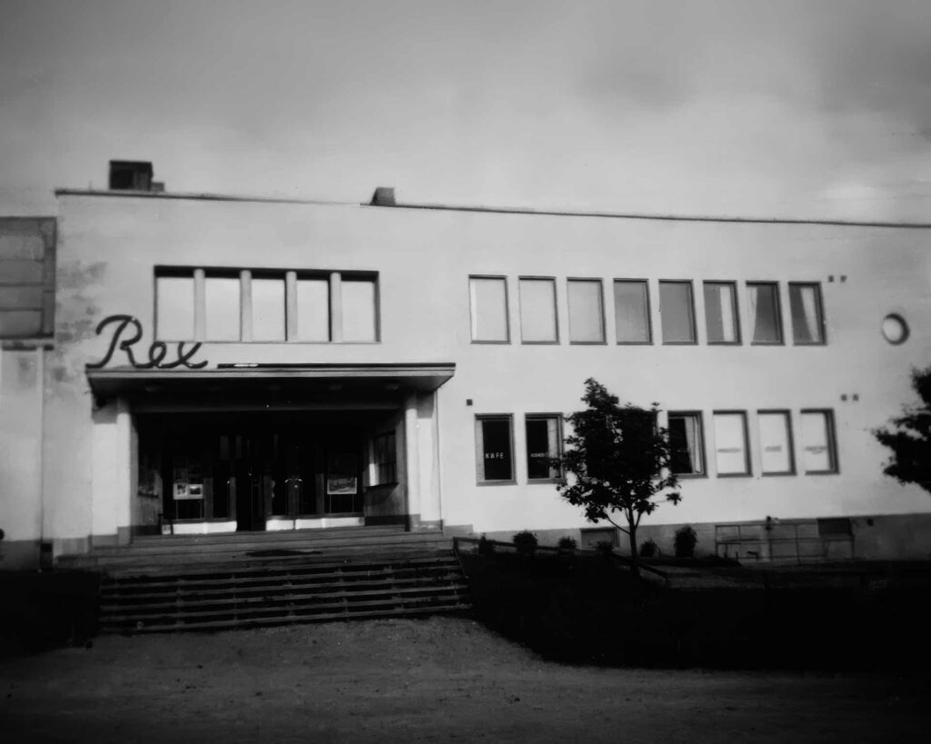 Entrén till biografen Rex som låg i Backa Folkets Hus, en del av husets historia