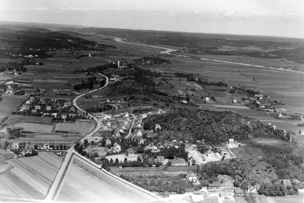 Flygfoto från DigitaltMuseum. Folkets Hus syns som ett större ljust hus i den nedre vänstra fjärdedelen.