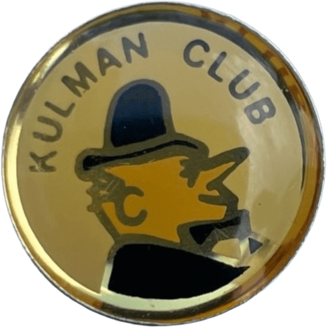 Mässingsknapp med texten Kulman Club och en ritad figur med hatt och fluga
