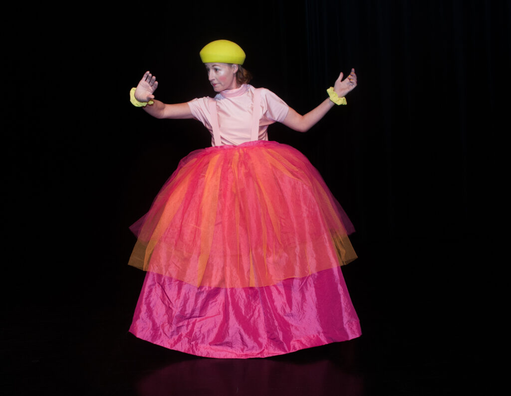 Barnföreställning Titta ut Rut. Skådespelare i gul basker med stor tyllkjol.