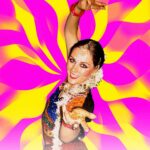 En kvinna i färgglad indisk dräkt dansar Bollywood-dans