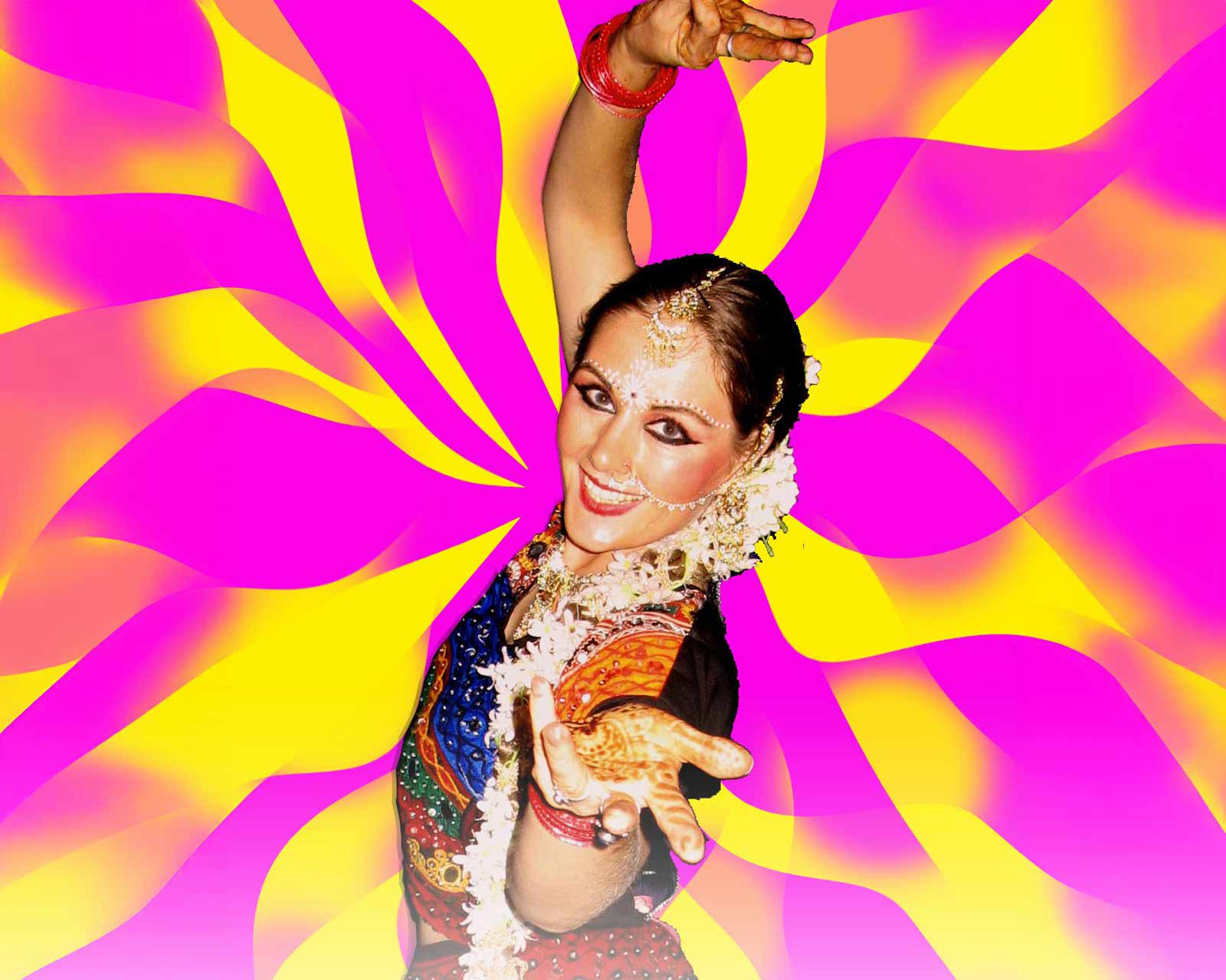 En kvinna i färgglad indisk dräkt dansar Bollywood-dans