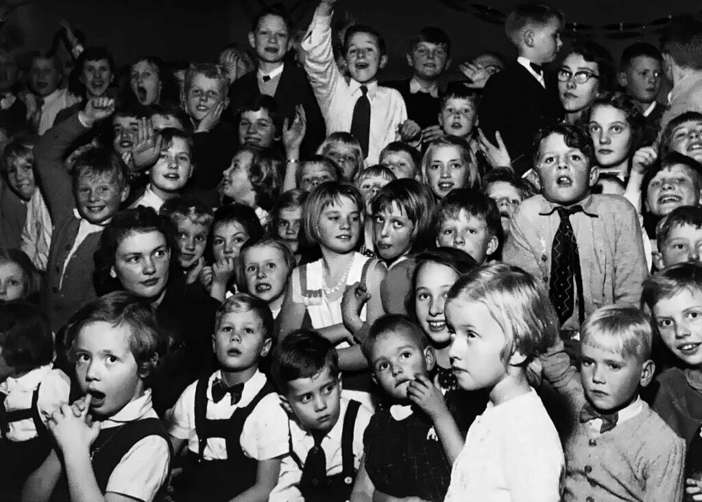 En stor samling finklädda samling barn på 50-talet