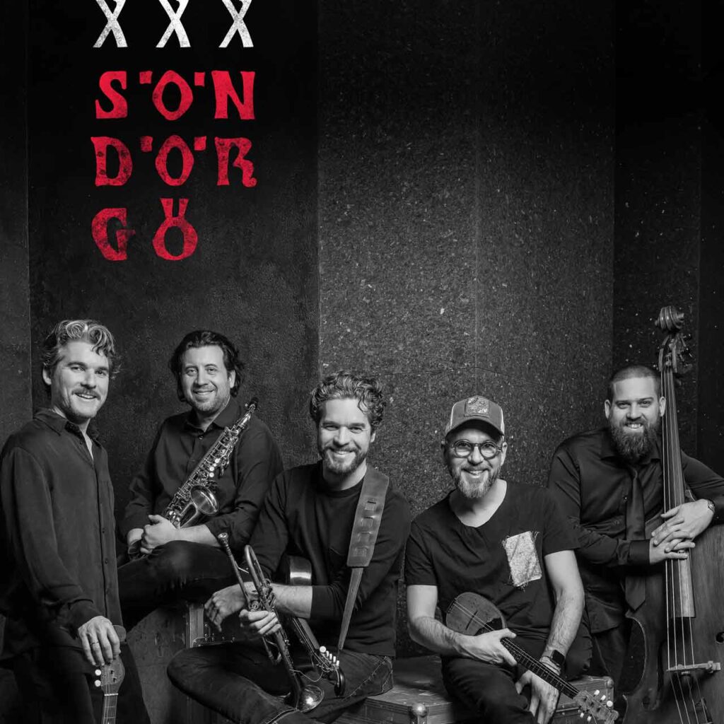 Skivomslag med texten: XXX Söndörgő och svartvitt foto på de fem musikerna med instrument