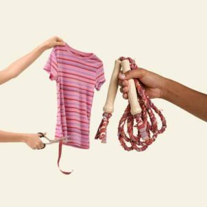 En t-shirt klipps sönder, ett hemmagjort hopprep