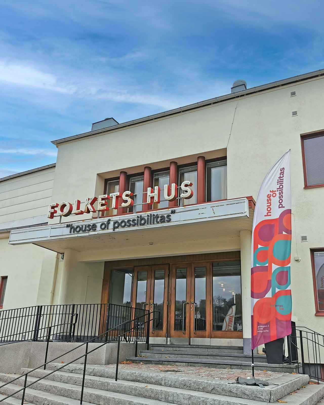 House of Possibiltas entre med flagga och