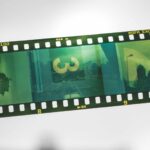 Gröngul filmremsa med stillbilder med siffror och byggnader på