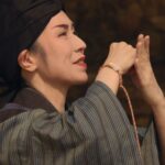 En kvinna i traditionell dräkt från Okinawa, Japan. Stillbild från filmen UMUI