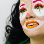 Kvinna med modern clownsminkning (Kendal Savage)