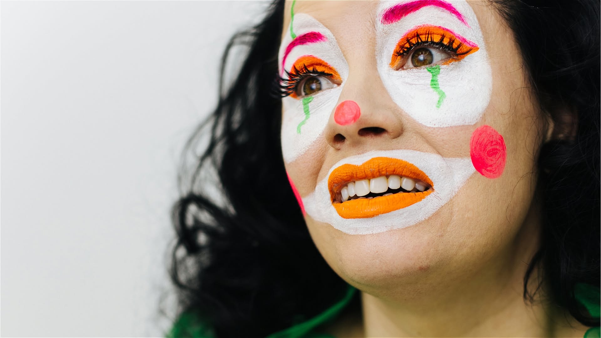 Kvinna med modern clownsminkning (Kendal Savage)