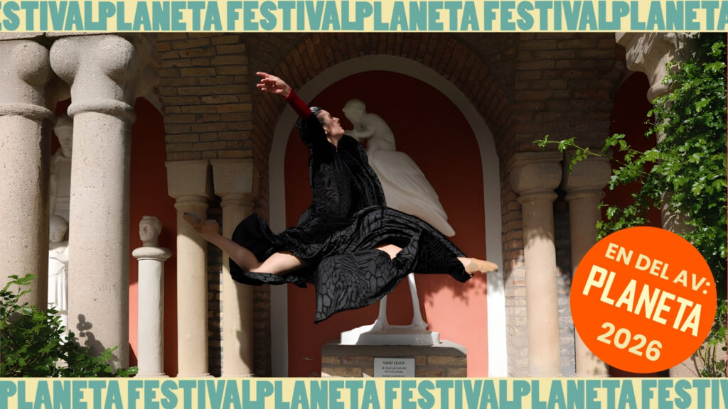 En dansare i en svartklänning fångas på bild i mitten av ett graciöst svanhopp. En del av Planetafestivalen 2026.