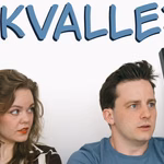 Två skådespelare syns i bild. En tittar på den ene som tittar snett uppåt. Till höger står en keyboard lutat mot väggen. Över skådespelarna står rubriken SKVALLER i stora blå bokstäver.