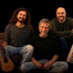 Tre musiker omgivna av instrument, Tribu Le Bert