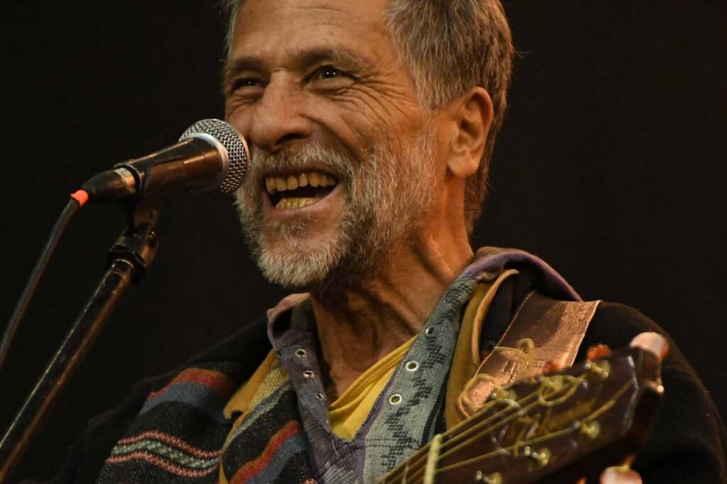 En musiker med skägg och gitarr